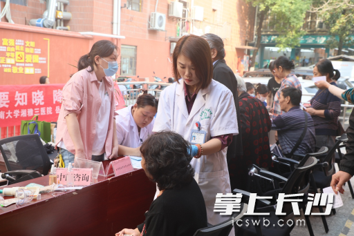 熊邡钫为居民做中医理疗。 熊邡钫为居民做中医理疗。