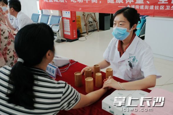 义诊现场,黎运芳为群众答疑问诊。受访者 供图 义诊现场,黎运芳为群众答疑问诊。受访者 供图