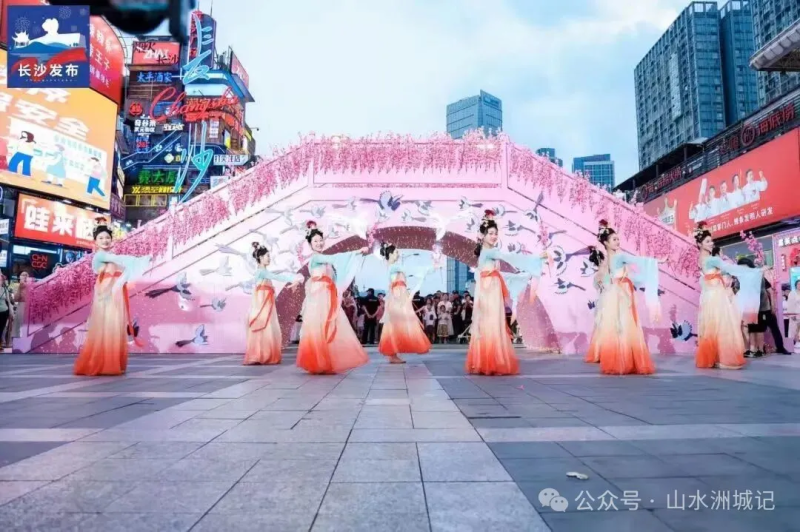 七夕当天,长沙整座城都在搭建“浪漫场景”。 七夕当天,长沙整座城都在搭建“浪漫场景”。