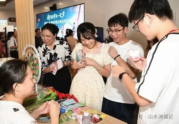 一个个城市空间，都被“甜蜜经济”赋予了爱情的温度。