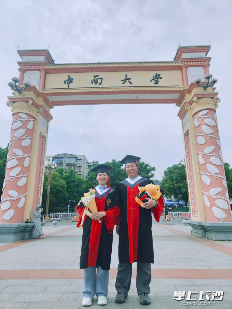 张鹏(右)和龚依晴(左)是中南大学湘雅医学院同窗。均由受访者供图 张鹏(右)和龚依晴(左)是中南大学湘雅医学院同窗。均由受访者供图