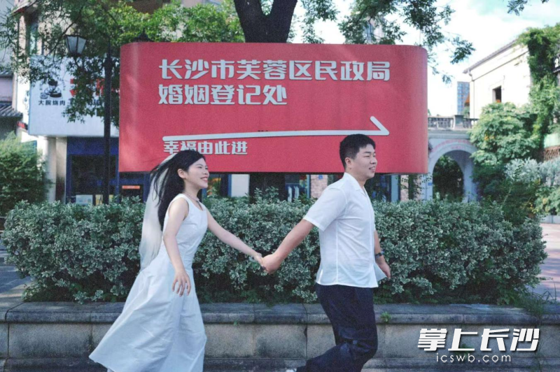 相识十二年,相恋八年,他们决心要一起奔赴更远的未来。 相识十二年,相恋八年,他们决心要一起奔赴更远的未来。