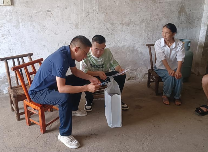 日丰管业公益助学团队,来到益阳市赫山区沧水铺镇孔健聪家走访慰问。 通讯员 供图 日丰管业公益助学团队,来到益阳市赫山区沧水铺镇孔健聪家走访慰问。 通讯员 供图