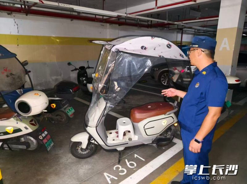 图为消防员在夜查隐患。 通讯员 冯嗣祺 摄 图为消防员在夜查隐患。 通讯员 冯嗣祺 摄
