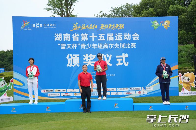 周家欣(中)在U18女子组个人赛中成功登顶。 均为赛事组委会供图 周家欣(中)在U18女子组个人赛中成功登顶。 均为赛事组委会供图
