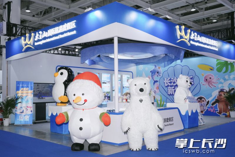 活泼可爱的小雪人、憨态可掬的北极熊气模人偶一出场便收获满满人气。 活泼可爱的小雪人、憨态可掬的北极熊气模人偶一出场便收获满满人气。