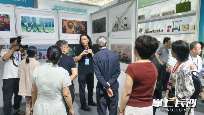 嘉宾观展。均为主办方 供图 嘉宾观展。均为主办方 供图