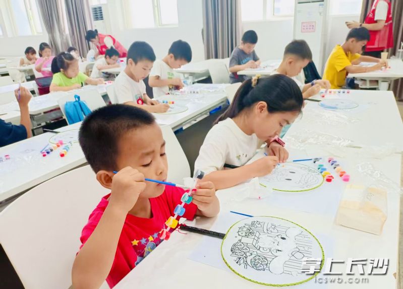 趣味手工画团扇,孩子们玩得不亦乐乎。长沙晚报通讯员 曹露 摄 趣味手工画团扇,孩子们玩得不亦乐乎。长沙晚报通讯员 曹露 摄