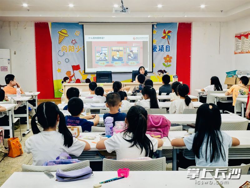 托育老师和专业老师让“小栗子”的假期有趣又充实。 托育老师和专业老师让“小栗子”的假期有趣又充实。