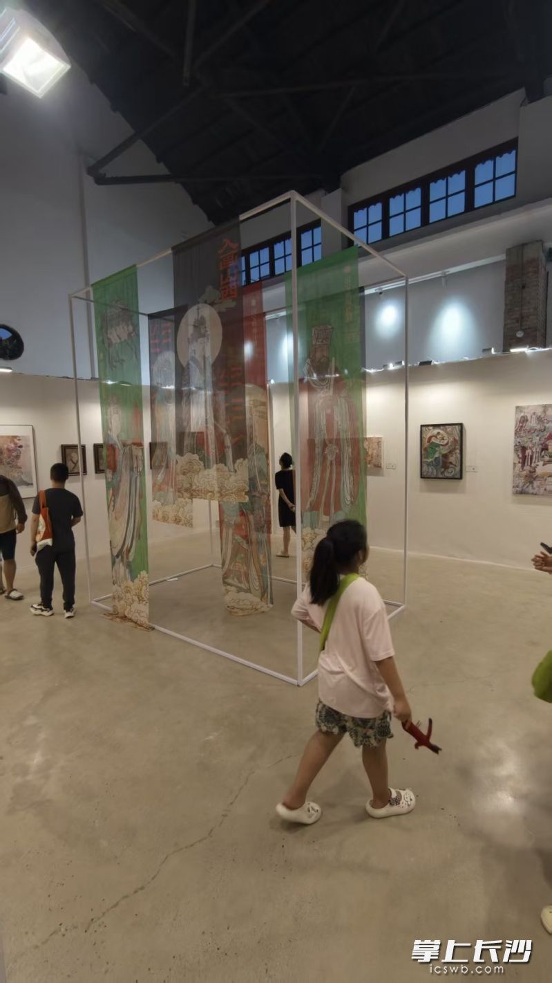 市民观展。均为长沙晚报全媒体记者 宁莎鸥 摄 市民观展。均为长沙晚报全媒体记者 宁莎鸥 摄