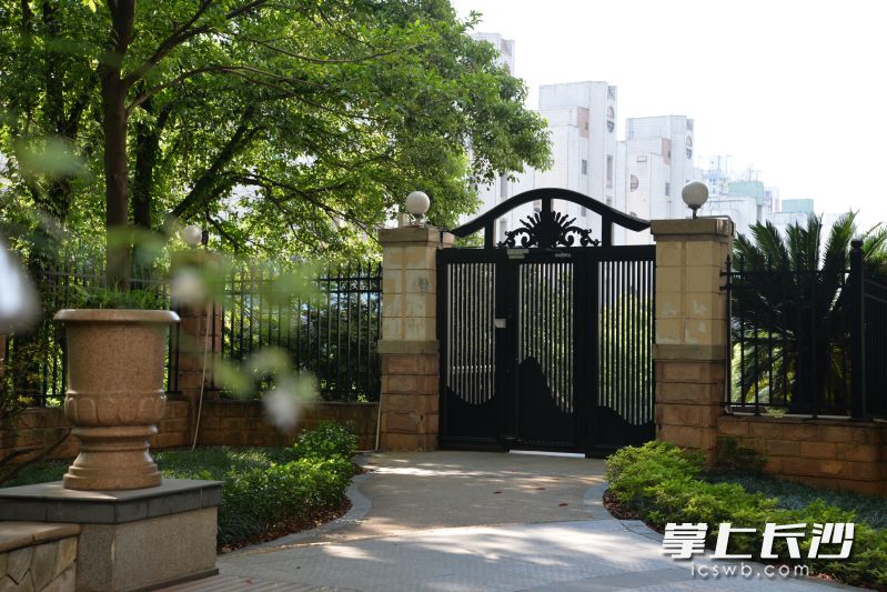 物业服务企业将新增公共收益用于车库翻新、门禁设施升级等,让小区旧貌换新颜。 物业服务企业将新增公共收益用于车库翻新、门禁设施升级等,让小区旧貌换新颜。