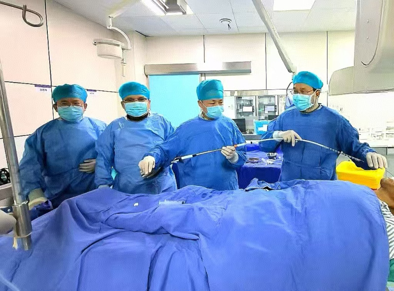 李岳勇主任带领团队为患者实施食道粒子支架植入术，治疗恶性食道肿瘤梗阻。
