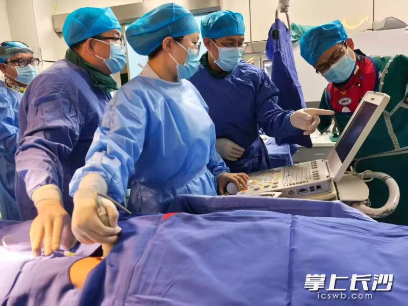 李岳勇主任团队在超声引导下行淋巴结穿刺造影,治疗淋巴瘘乳糜腹水。 受访者供图 李岳勇主任团队在超声引导下行淋巴结穿刺造影,治疗淋巴瘘乳糜腹水。 受访者供图