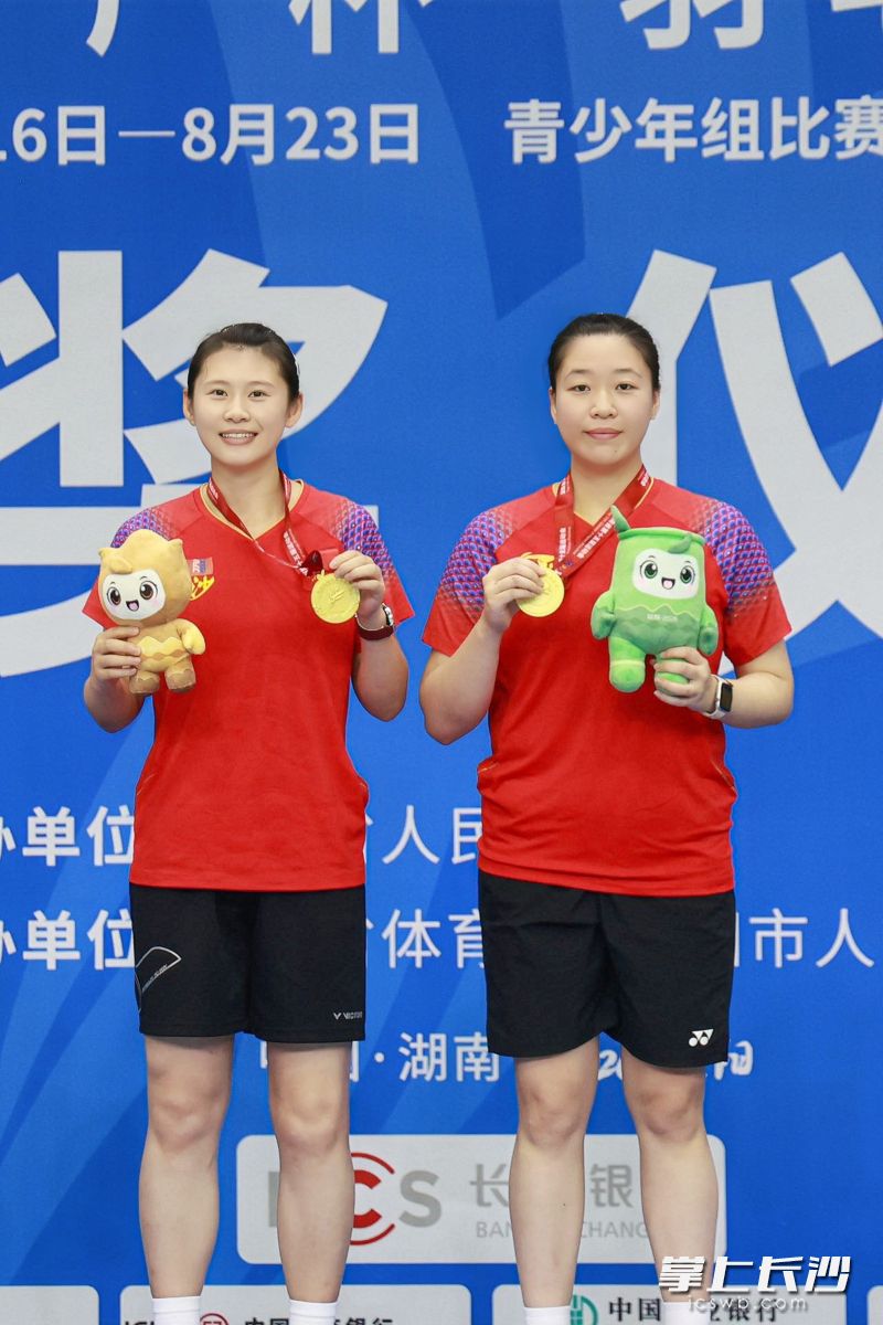 乙组女子双打冠军陈钰洁(右)、骆赢。 乙组女子双打冠军陈钰洁(右)、骆赢。