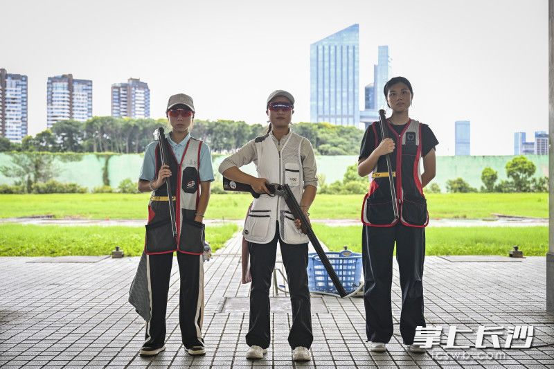 来自长沙队的周妍彤(中)获得射击(飞碟)女子U18组双向比赛冠军。 来自长沙队的周妍彤(中)获得射击(飞碟)女子U18组双向比赛冠军。