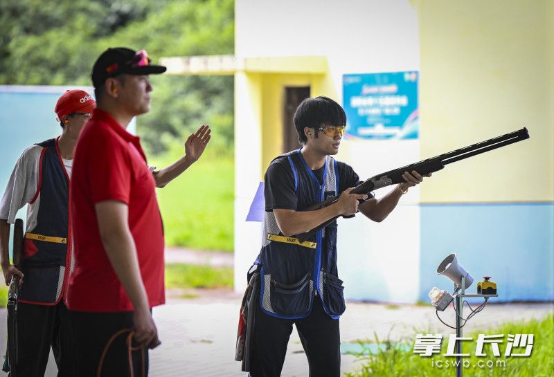 射击（飞碟）男子U18组双向运动员在比赛中。 均为长沙晚报全媒体记者余劭劼摄