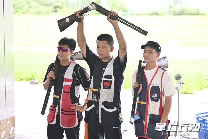 来自长沙队的刘欣(中)获得射击(飞碟)男子U16组双向冠军。 来自长沙队的刘欣(中)获得射击(飞碟)男子U16组双向冠军。