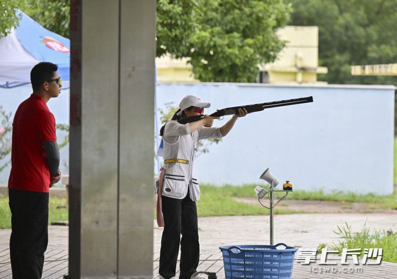 来自长沙的周妍彤在射击（飞碟）女子U18组双向比赛中。