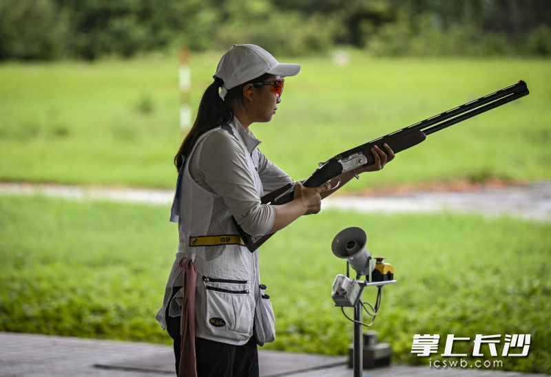 来自长沙的周妍彤在射击（飞碟）女子U18组双向比赛中。