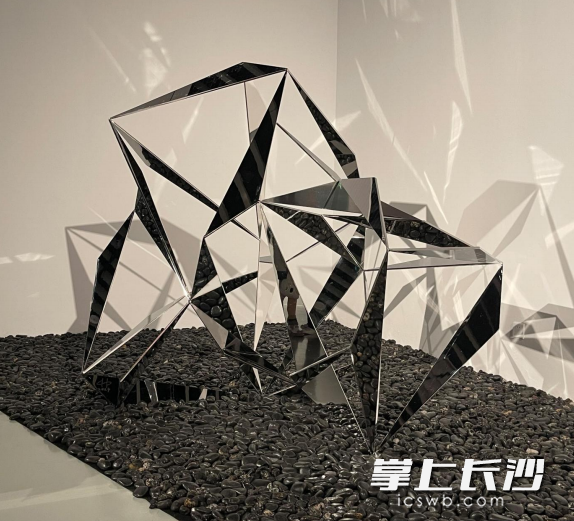 汉斯·舒勒 Hans Schüle 《星空2》 120×150×135cm 不锈钢、黑石子 2024 汉斯·舒勒 Hans Schüle 《星空2》 120×150×135cm 不锈钢、黑石子 2024