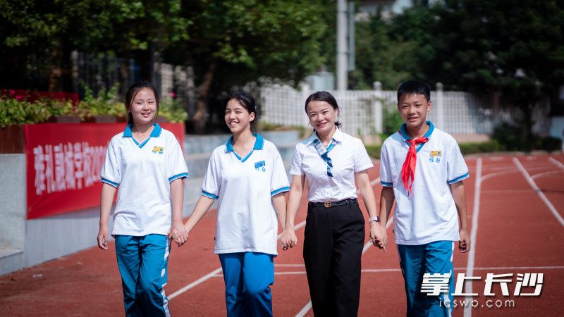 长沙市长郡滨江中学纪委书记、湖南省向芳初中心理健康名师工作室主持人向芳（右二）认为，“开学综合征”是孩子们身心在适应环境变化时发出的温柔提醒，建议大家逐渐调整状态。 均为受访者供图