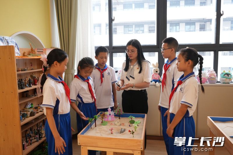 如何将作息时间调整到上学模式？天心区赵冰莹中小学心理名师工作室首席名师赵冰莹（右三）建议，采用“每天早15分钟”的方法逐步让生物组“复位”。