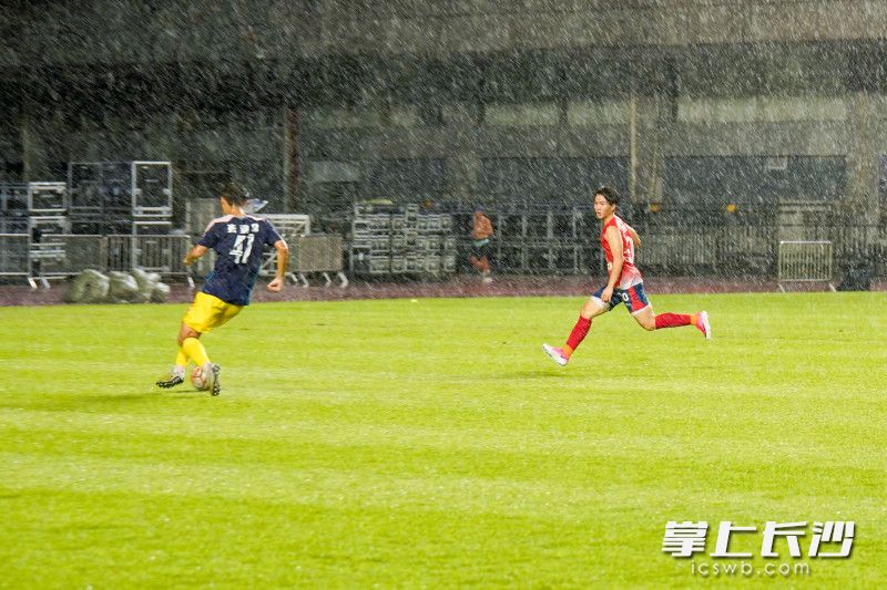 雨中高强度练兵。