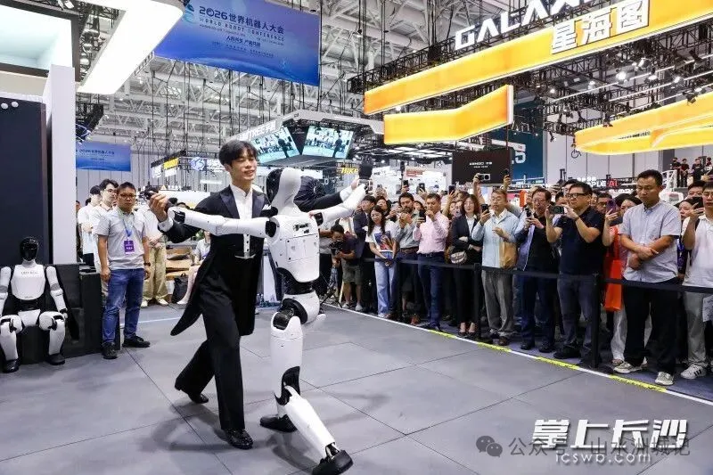 2026世界机器人大会,机器人与人共舞。谭琳静 董阳 摄 2026世界机器人大会,机器人与人共舞。谭琳静 董阳 摄