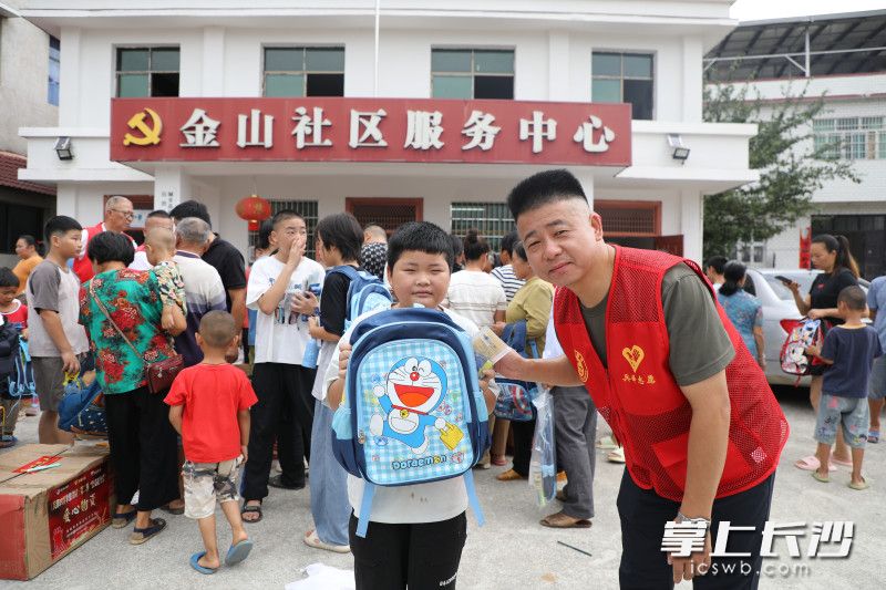一份份按需准备的爱心物资,送到了孩子们手中。 一份份按需准备的爱心物资,送到了孩子们手中。
