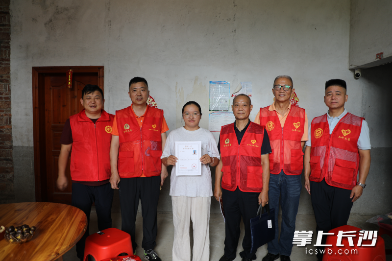 走访江华梦想书屋的受益者李玉玲,祝贺她考上了吉首大学。 走访江华梦想书屋的受益者李玉玲,祝贺她考上了吉首大学。
