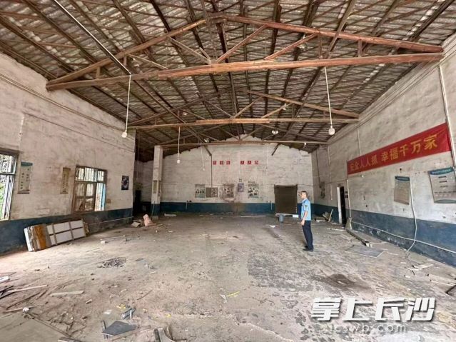 捞刀河街道开展突击执法检查,查处某家具厂重大安全隐患问题。 捞刀河街道开展突击执法检查,查处某家具厂重大安全隐患问题。
