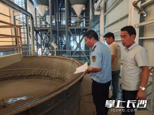 开福区应急管理局聚焦涉有限空间工贸企业突出风险开展“打非治违”专项执法排查。 均为长沙晚报通讯员李文供图 开福区应急管理局聚焦涉有限空间工贸企业突出风险开展“打非治违”专项执法排查。 均为长沙晚报通讯员李文供图