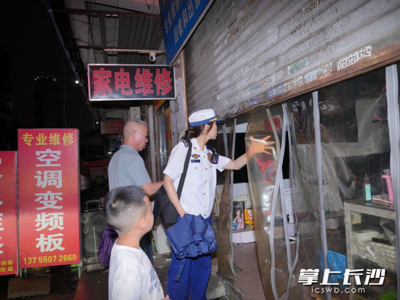 雨花消防在进行夜查。 长沙晚报通讯员 时小尧 摄 雨花消防在进行夜查。 长沙晚报通讯员 时小尧 摄
