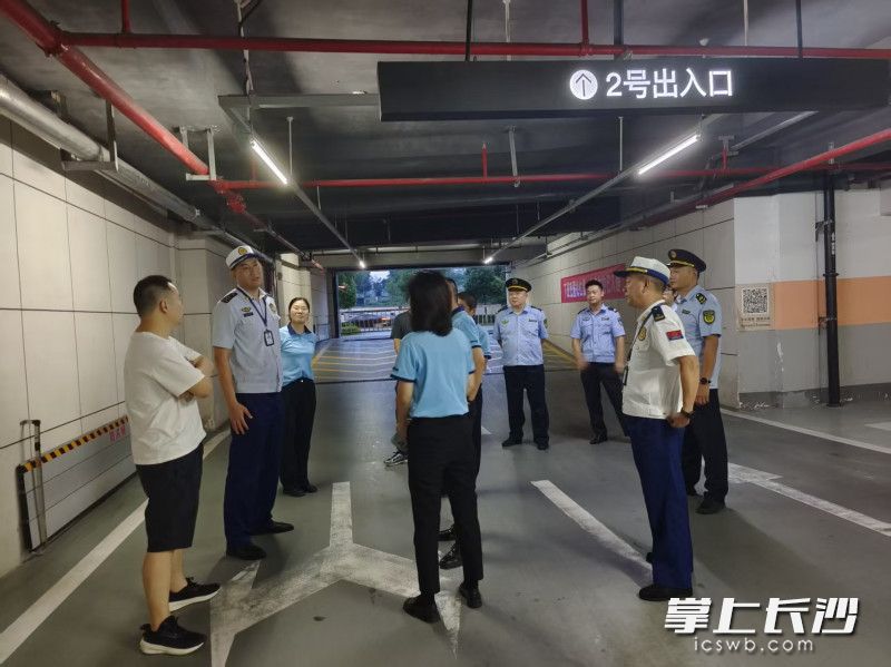 长沙县消防在夜查。 长沙晚报通讯员 王磊 摄 长沙县消防在夜查。 长沙晚报通讯员 王磊 摄