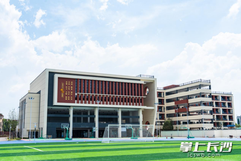 标准化环形跑道、专业足球场、室内体育馆等为学生提供丰富的活动运动空间。 标准化环形跑道、专业足球场、室内体育馆等为学生提供丰富的活动运动空间。