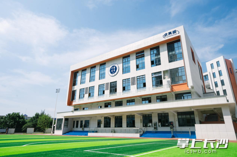中雅培粹求真学校操场及教学楼。 中雅培粹求真学校操场及教学楼。