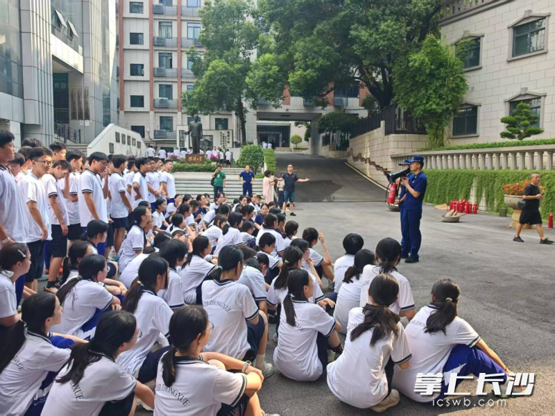 图为授课时的场景。 通讯员 徐秋华 摄