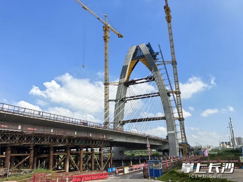宁乡市发展路与发展大桥项目现场,桥塔矗立沩水河畔,“一叶方舟”造型雏形初现。 宁乡市发展路与发展大桥项目现场,桥塔矗立沩水河畔,“一叶方舟”造型雏形初现。