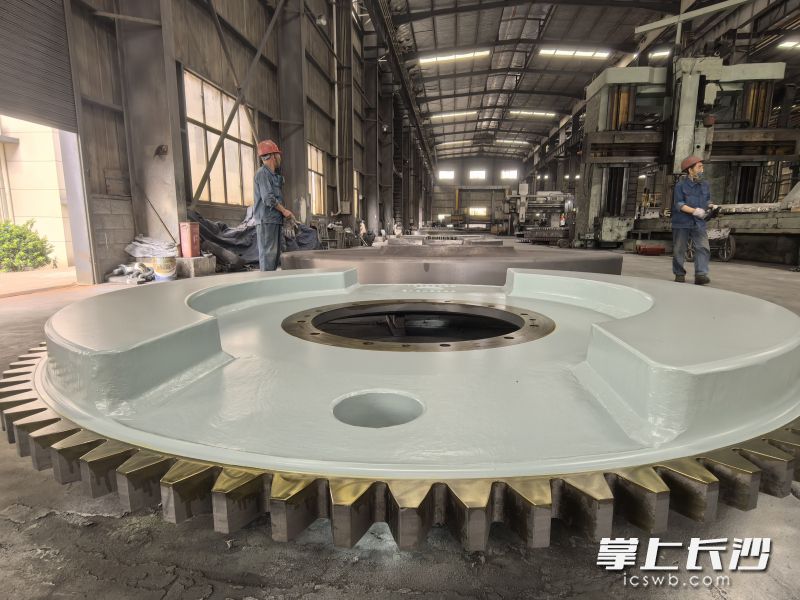 宁乡市开展全市重点项目讲评活动,大家走进湘瑞重工车间,公司是省内唯一的大型船舶柴油机飞轮组件制造企业。 均为长沙晚报全媒体记者张禹摄 宁乡市开展全市重点项目讲评活动,大家走进湘瑞重工车间,公司是省内唯一的大型船舶柴油机飞轮组件制造企业。 均为长沙晚报全媒体记者张禹摄