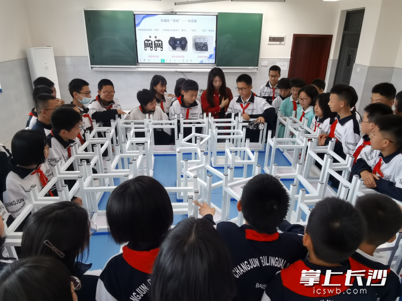 长郡双语白石湖实验中学开展科创社团活动。 长沙晚报通讯员 黄一 供图 长郡双语白石湖实验中学开展科创社团活动。 长沙晚报通讯员 黄一 供图