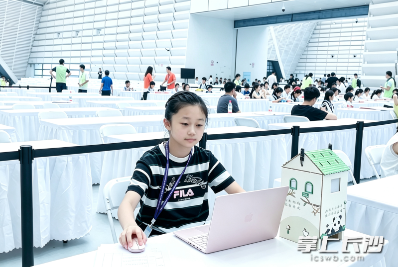 向柯易在2025-2026学年全国青少年劳动技能与智能设计大赛(AILD)全国总决赛上。 长沙晚报通讯员 殷双双 供图 向柯易在2025-2026学年全国青少年劳动技能与智能设计大赛(AILD)全国总决赛上。 长沙晚报通讯员 殷双双 供图