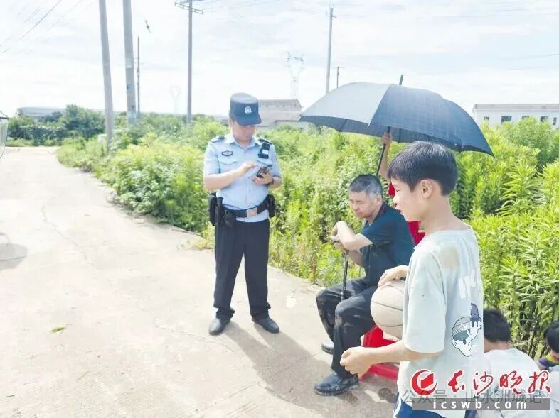在大人的帮助下，陈建斌（右）等4个小学生齐心协力把掉到水沟里的老人（中间坐者）救上岸。