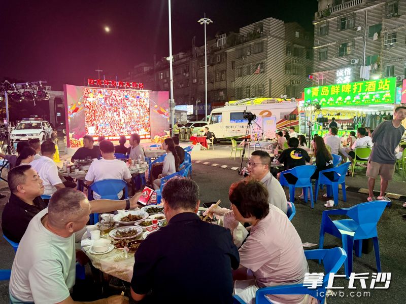 赛事助燃夜市。 赛事助燃夜市。