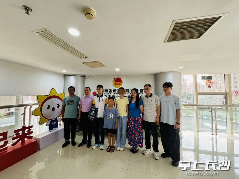 王植兴(左三)与受助者等人合影。 长沙晚报实习生 张艺萱 摄 王植兴(左三)与受助者等人合影。 长沙晚报实习生 张艺萱 摄