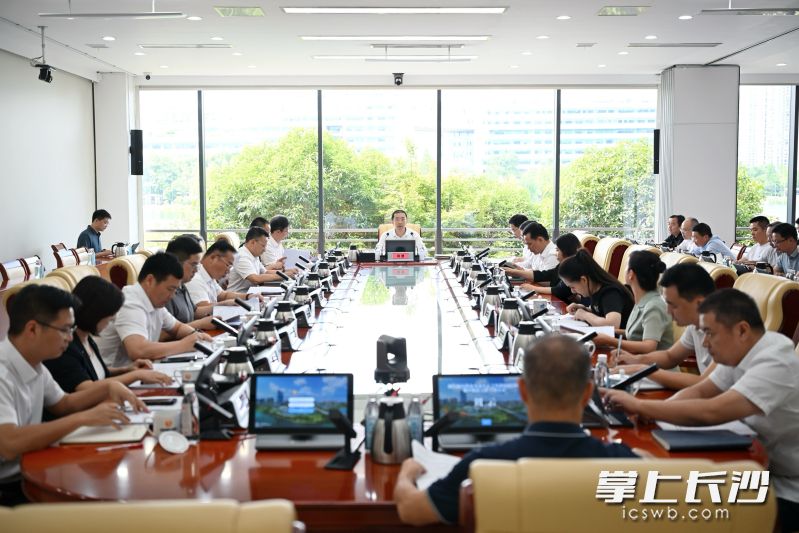 8月27日,长沙市委副书记、湖南湘江新区(长沙高新区)党工委书记、岳麓区委书记周健主持召开新区群众身边不正之风和腐败问题集中整治工作专题会议。湘江早报全媒体记者 张圣贺 摄 8月27日,长沙市委副书记、湖南湘江新区(长沙高新区)党工委书记、岳麓区委书记周健主持召开新区群众身边不正之风和腐败问题集中整治工作专题会议。湘江早报全媒体记者 张圣贺 摄