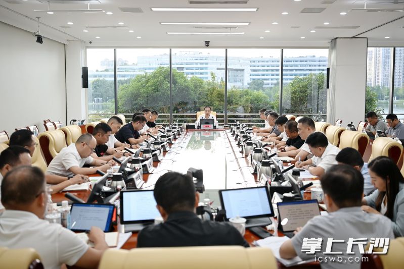 8月27日,长沙市委副书记、湖南湘江新区(长沙高新区)党工委书记、岳麓区委书记周健主持召开湖南湘江新区生态环境保护委员会专题会议。湘江早报全媒体记者 张圣贺 摄 8月27日,长沙市委副书记、湖南湘江新区(长沙高新区)党工委书记、岳麓区委书记周健主持召开湖南湘江新区生态环境保护委员会专题会议。湘江早报全媒体记者 张圣贺 摄