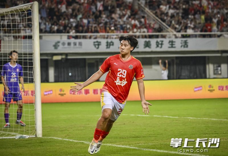 长沙队李悦宁庆祝进球。 均为长沙晚报全媒体记者余劭劼摄 长沙队李悦宁庆祝进球。 均为长沙晚报全媒体记者余劭劼摄