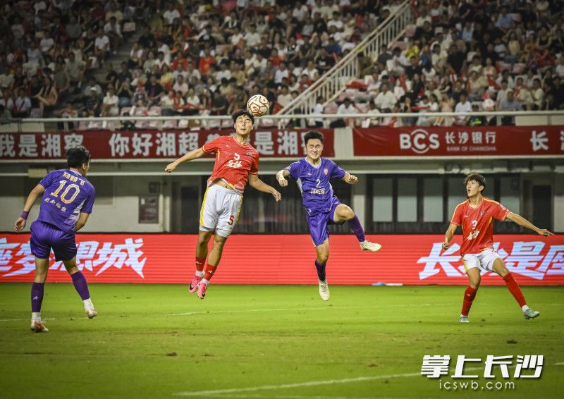 长沙队陈小文门前头球争顶。