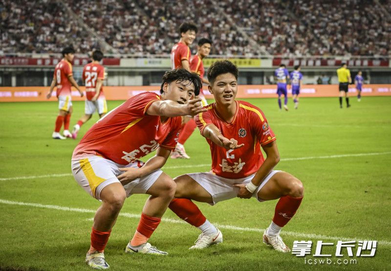 长沙队李悦宁和队友一起庆祝进球。 长沙队李悦宁和队友一起庆祝进球。