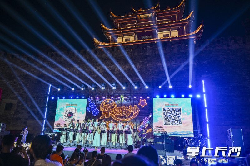 长沙交响乐团Meleta合唱团在“乐见长沙”路边音乐会第二场上演唱。 长沙晚报全媒体记者 余劭劼 郭雨滴 摄 长沙交响乐团Meleta合唱团在“乐见长沙”路边音乐会第二场上演唱。 长沙晚报全媒体记者 余劭劼 郭雨滴 摄